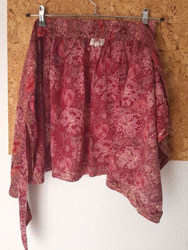 Falda corta tipo pareo con estampado de flores