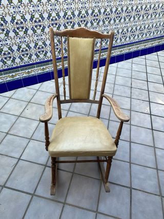 Mecedora rústica antigua