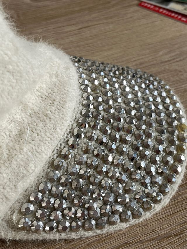 GORRA SUAVE CON BRILLANTES