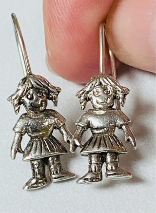 Pendientes con niñas mapuches en plata de ley 925