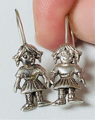 Pendientes con niñas mapuches en plata de ley 925