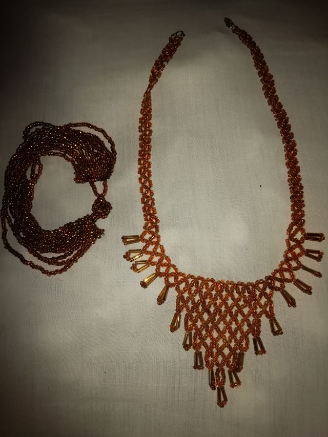 Collares y conjunto de pendientes y collar