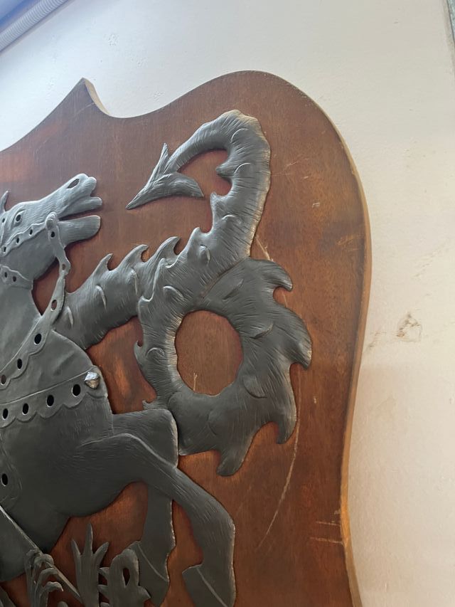 Figura de hierro sobre base de madera, sant jordi