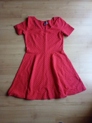Vestido rojo de H&M.