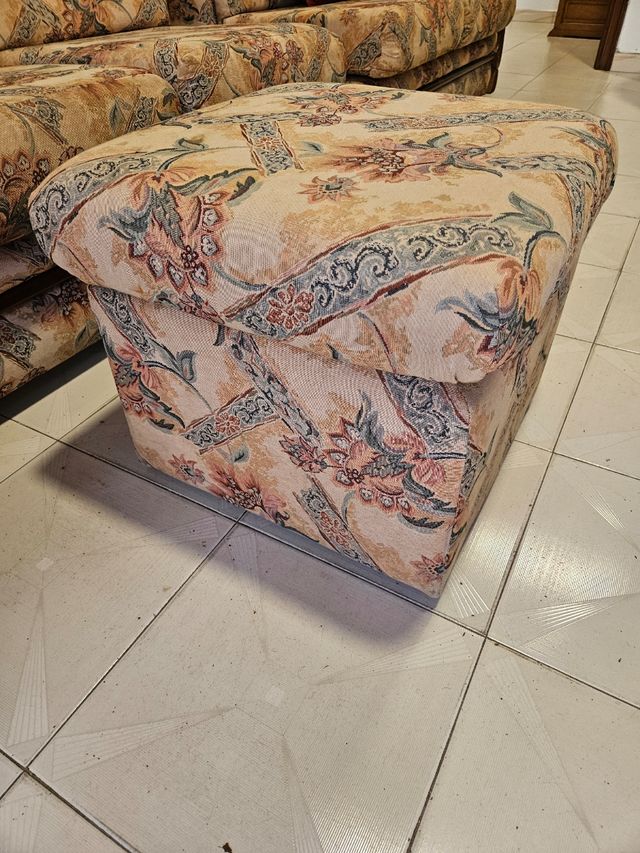 Sofá 4 plazas con puff