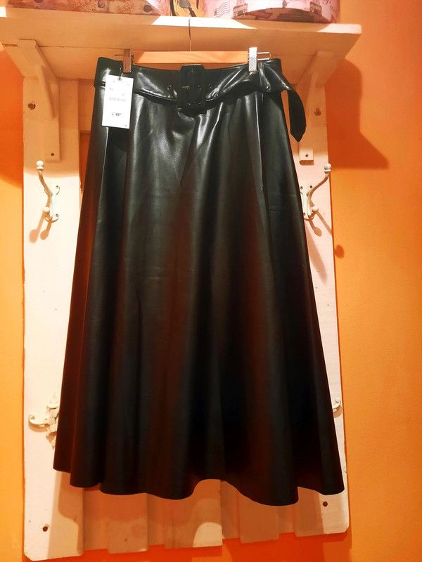 Falda acampanada Cuero Zara Cinturón Midi XL Nueva