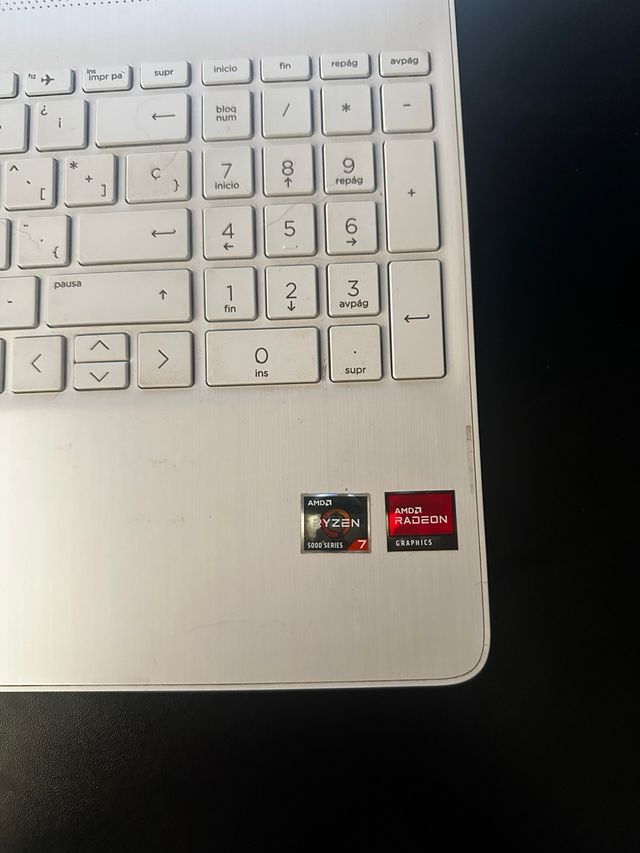 Portatil HP (AMD RYZEN 7 5700U with RAEDON)
