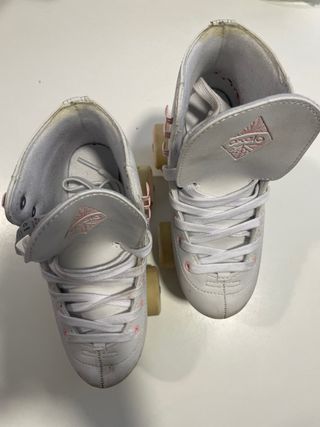 Patines cuatro ruedas con mochila incluida.