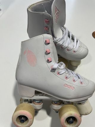 Patines cuatro ruedas con mochila incluida.