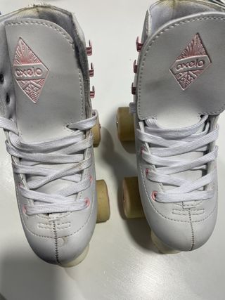 Patines cuatro ruedas con mochila incluida.