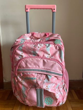 Patines cuatro ruedas con mochila incluida.