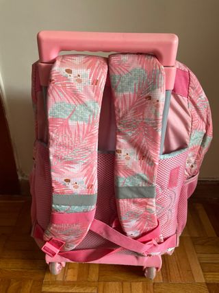 Patines cuatro ruedas con mochila incluida.