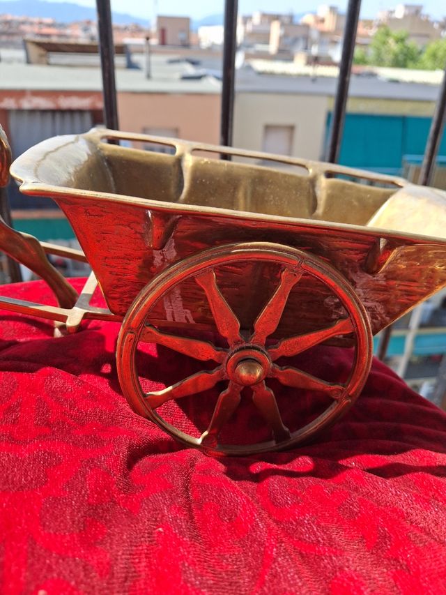 Elegante cavallo con carrozza