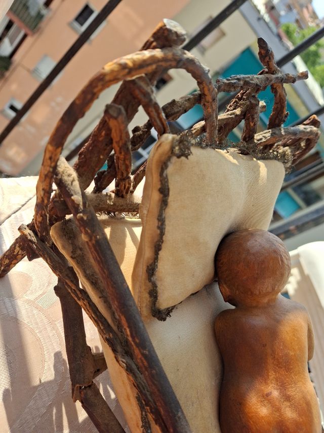 Letto antico in legno per Gesù Bambino