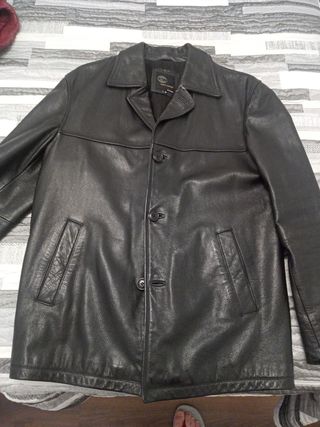 Cazadora de cuero negra.