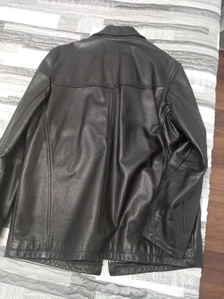 Cazadora de cuero negra.