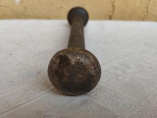 Antico mortaio farmaceutico in ghisa pestello