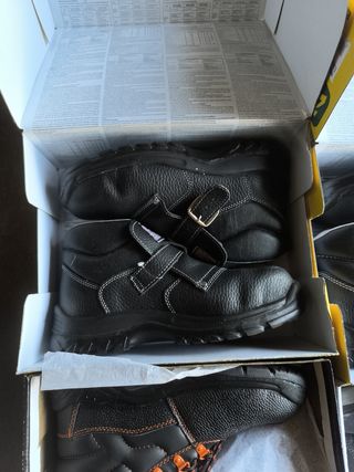 Zapatos de seguridad nuevos sin uso