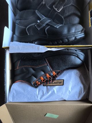 Zapatos de seguridad nuevos sin uso