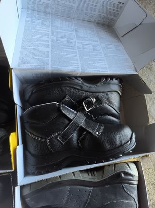 Zapatos de seguridad nuevos sin uso