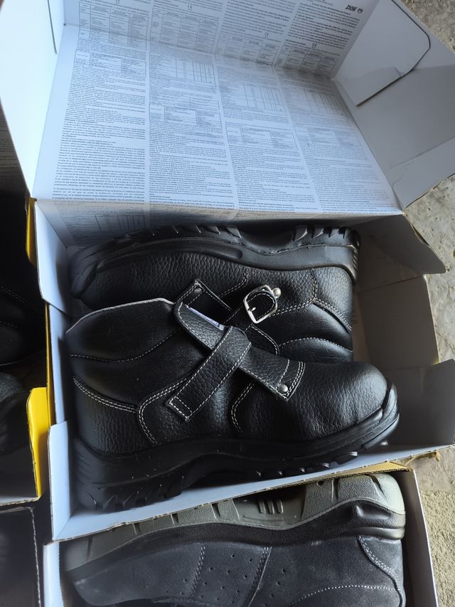 Zapatos de seguridad nuevos sin uso