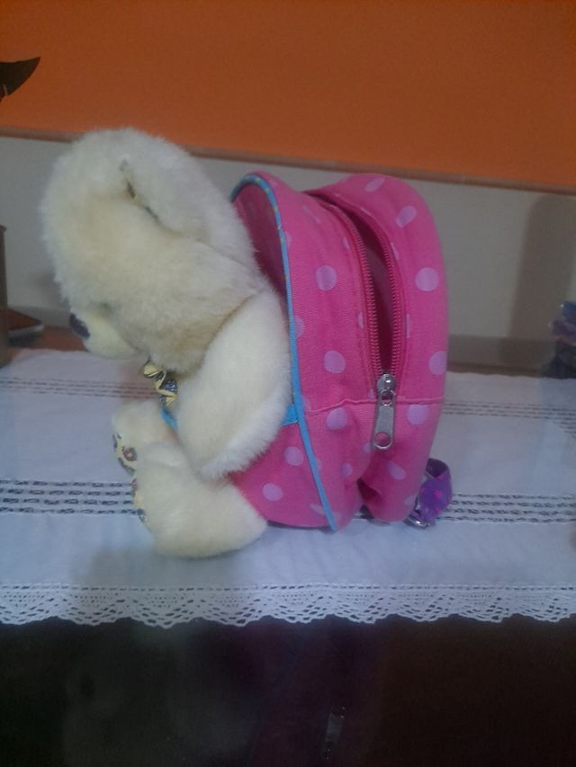 Zaino in peluche con orso e topo entrambi.