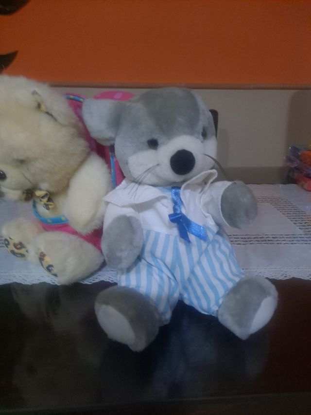 Zaino in peluche con orso e topo entrambi.