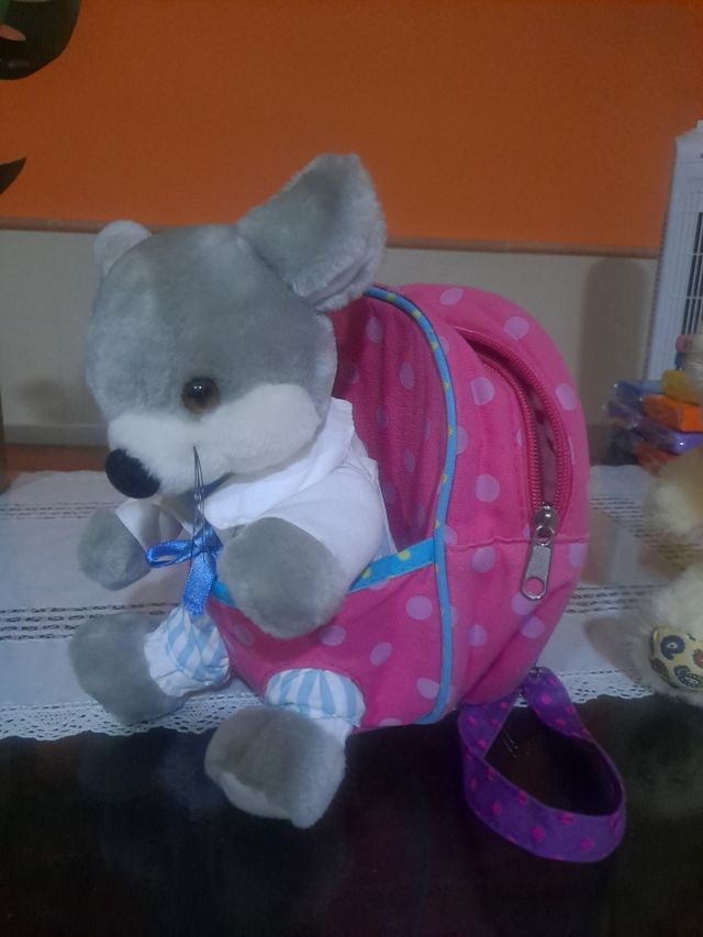 Zaino in peluche con orso e topo entrambi.