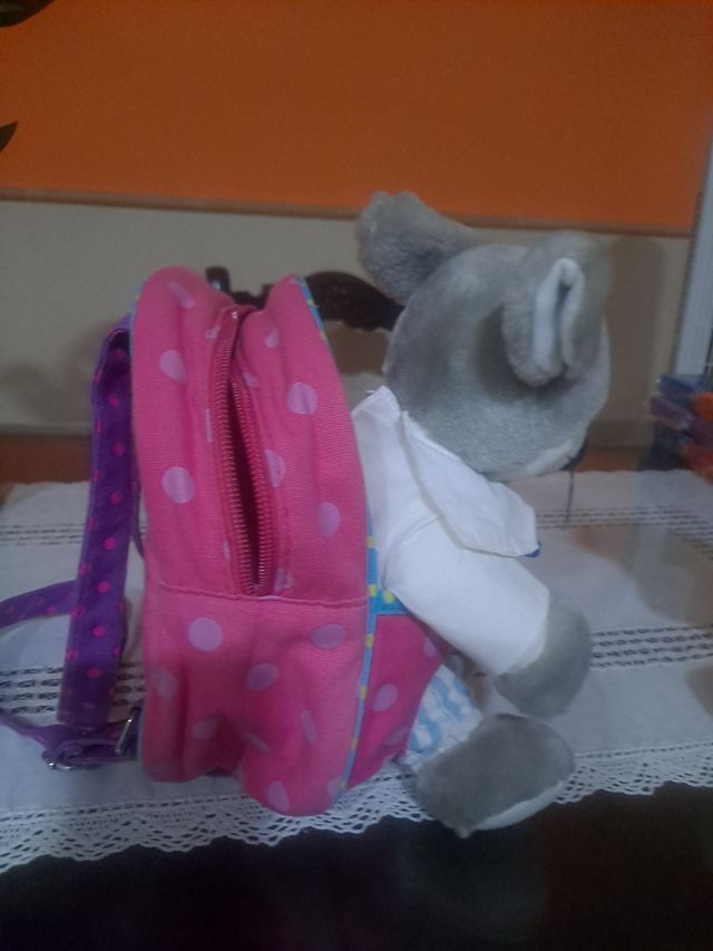 Zaino in peluche con orso e topo entrambi.