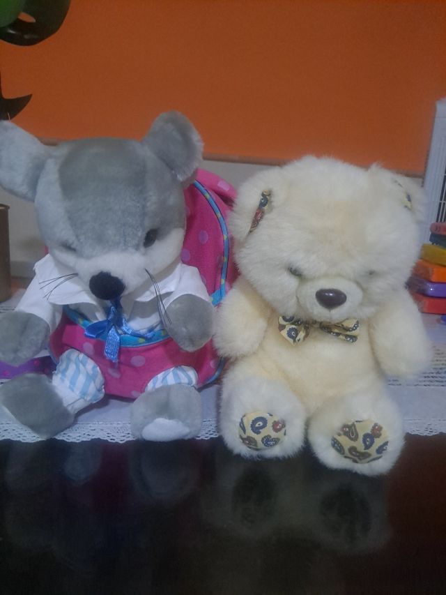 Zaino in peluche con orso e topo entrambi.