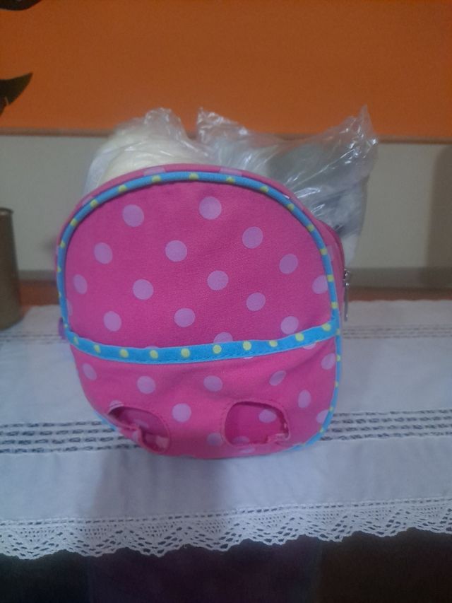 Zaino in peluche con orso e topo entrambi.