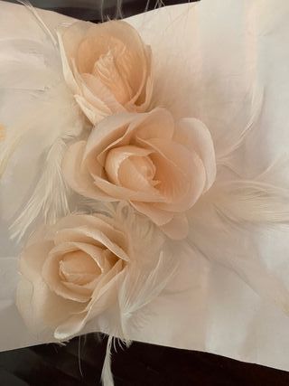 Tocado de flores beige