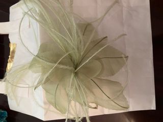 Tocado de flor con pluma verde