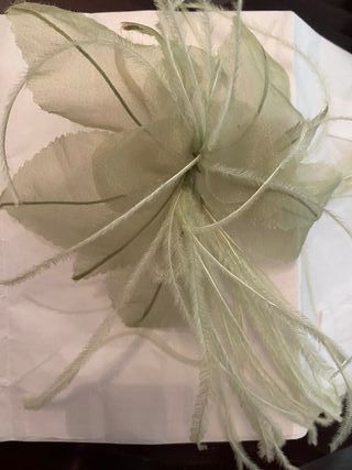 Tocado de flor con pluma verde