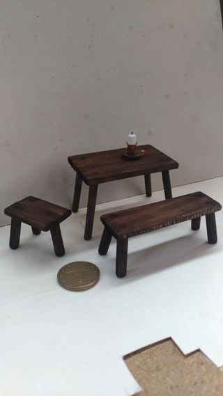 Bancos y mesa en miniatura 