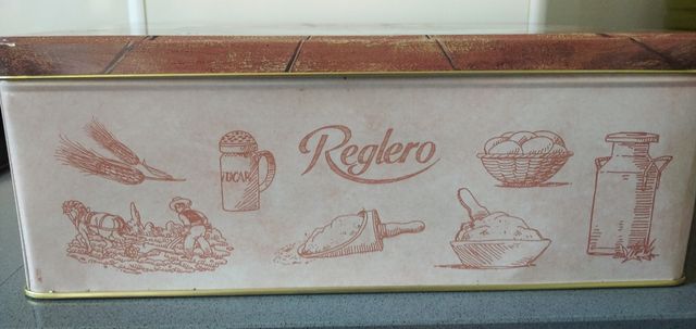 Caja de galletas antigua