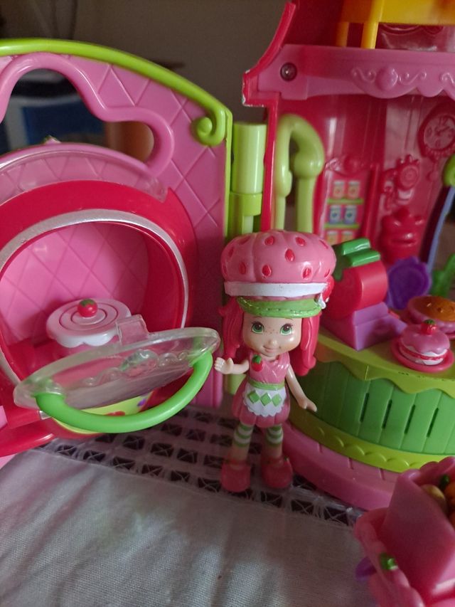 Pasticceria con torta di fragole e prugne