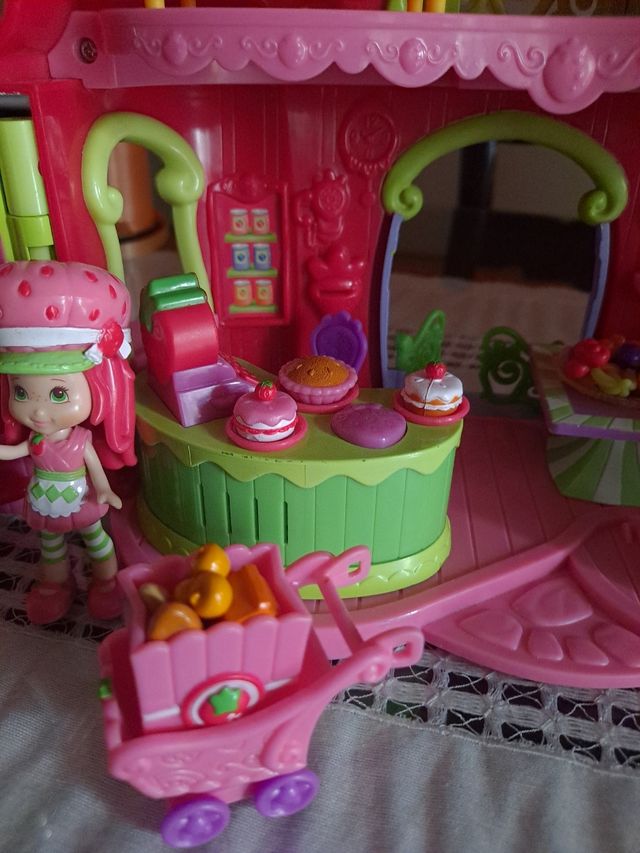 Pasticceria con torta di fragole e prugne