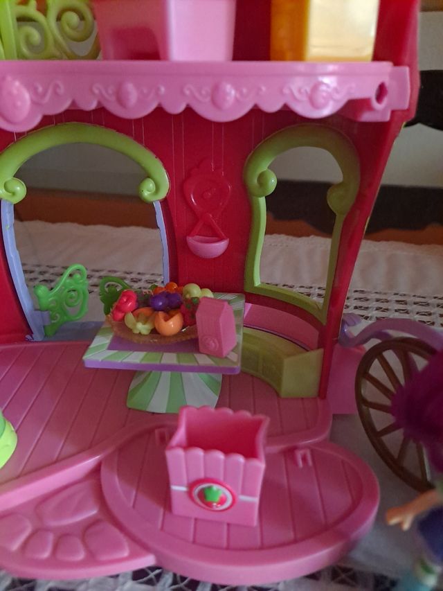 Pasticceria con torta di fragole e prugne