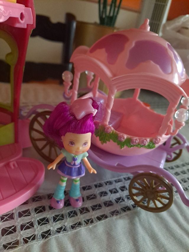 Pasticceria con torta di fragole e prugne