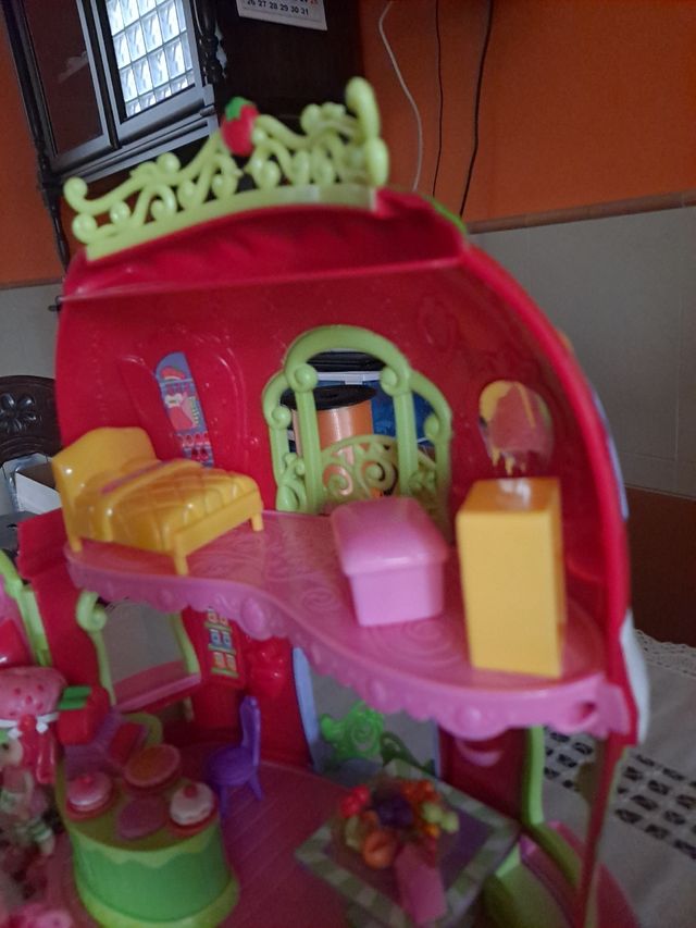 Pasticceria con torta di fragole e prugne