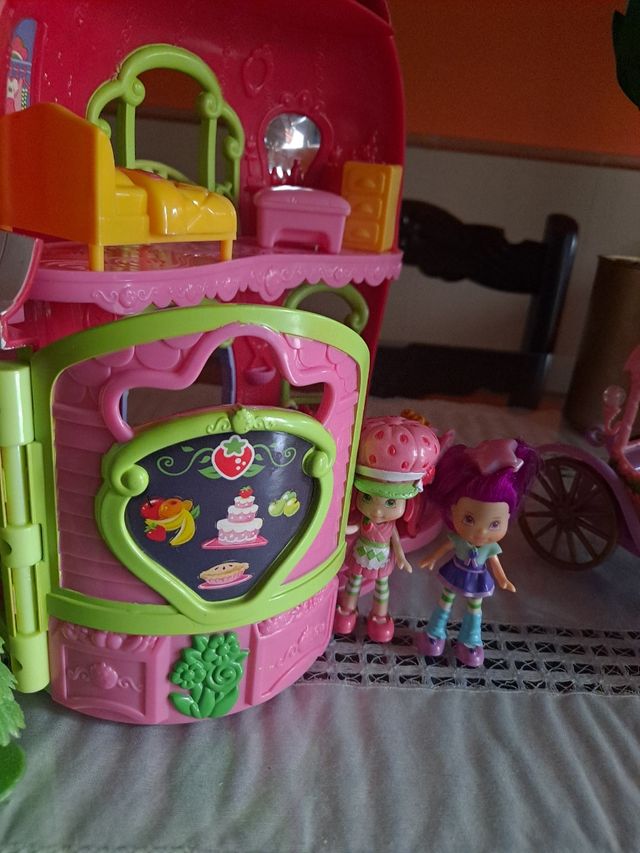 Pasticceria con torta di fragole e prugne