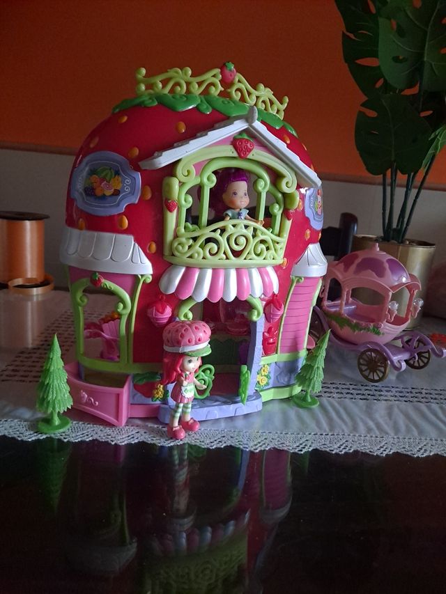 Pasticceria con torta di fragole e prugne