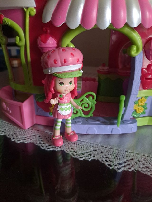 Pasticceria con torta di fragole e prugne