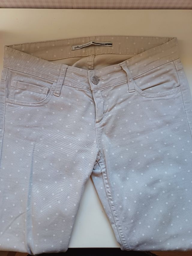 Pantalón vaquero estampado lunares 