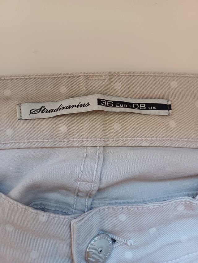 Pantalón vaquero estampado lunares 