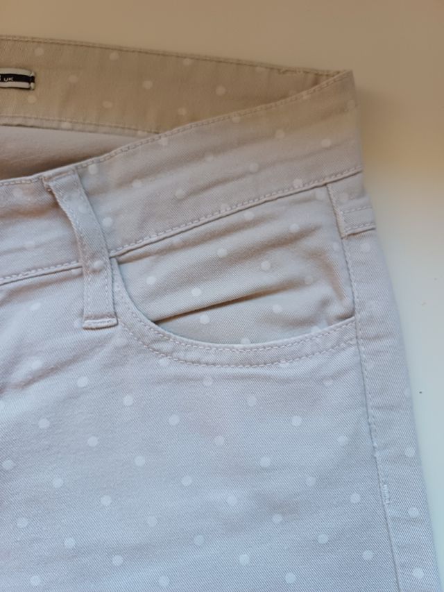 Pantalón vaquero estampado lunares 