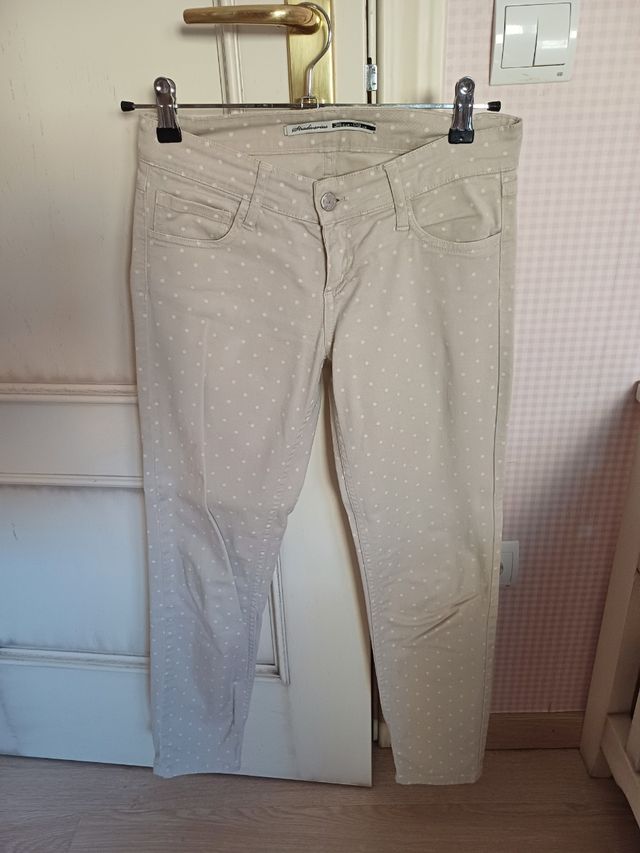 Pantalón vaquero estampado lunares 