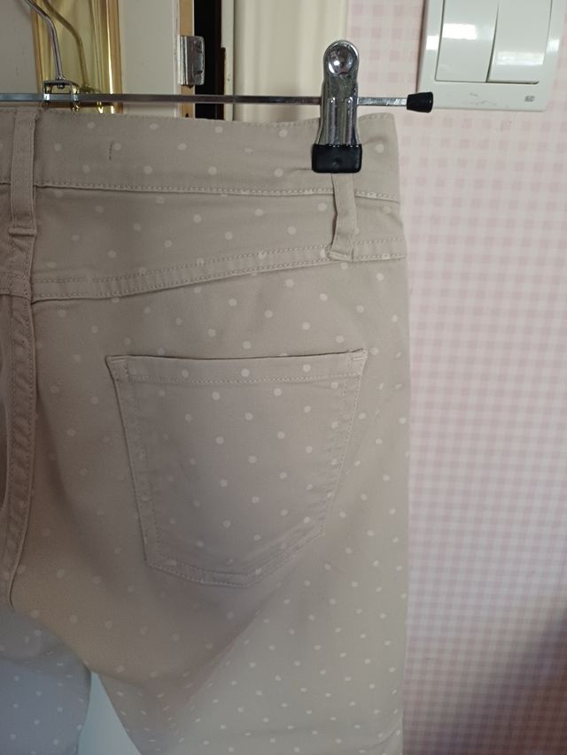 Pantalón vaquero estampado lunares 