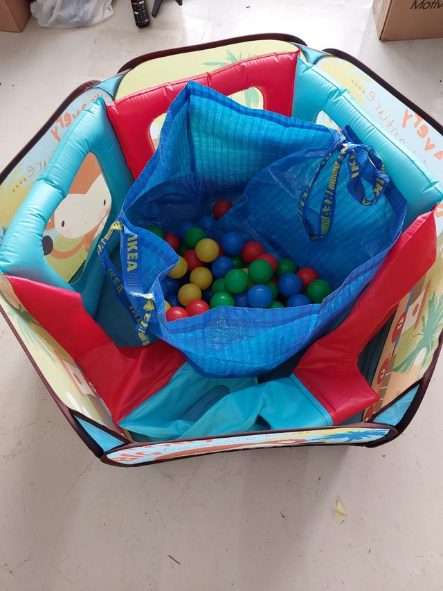 Parque infantil con bolas